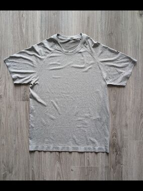 Fabletics Men's Short Sleeve Crewneck Gym Tee — Light Gray